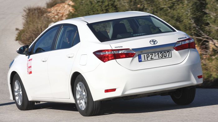 Το εντυπωσιακό πίσω μέρος της Corolla αναδεικνύει την προσοχή στον αεροδυναμικό σχεδιασμό του μοντέλου.
